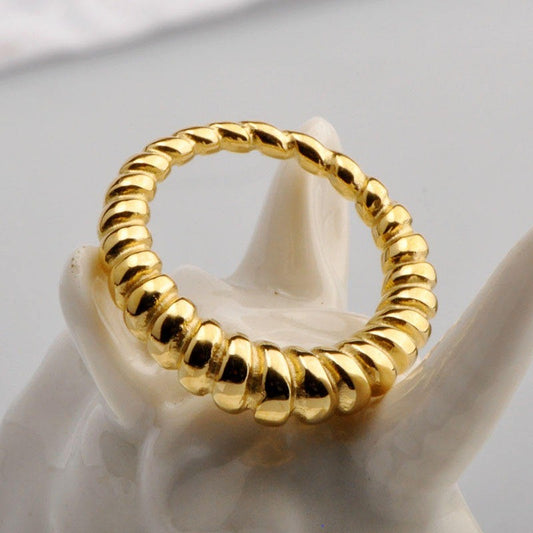 Gold Coil Ring – Sleek Spiral Design