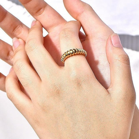 Gold Coil Ring – Sleek Spiral Design
