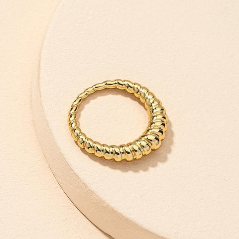 Gold Coil Ring – Sleek Spiral Design
